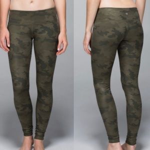 **RARE** unicorn LULULEMON CAMO SZ 6